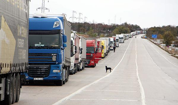 Balkanlar’da yollar kardan kapandı; Hamzabeyli'de 20 kilometre TIR kuyruğu