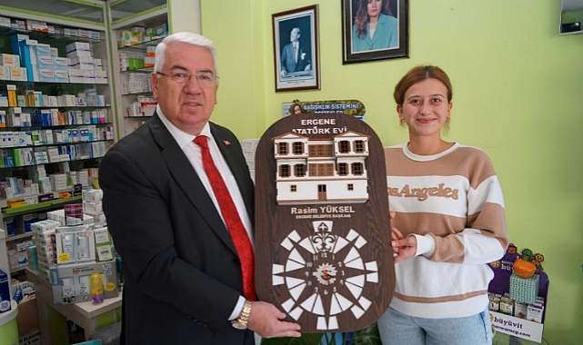 Başkan Yüksel'den esnafa Atatürk evi motifli saat