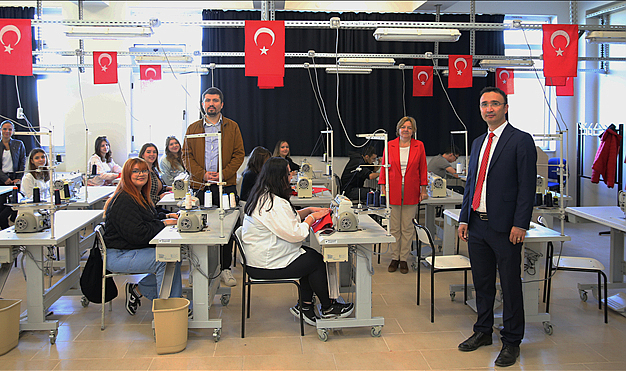 TRAKYA ÜNİVERSİTESİNDE TÜRK BAYRAĞI VE TİŞÖRTÜ DİKME ETKİNLİĞİ DÜZENLENDİ
