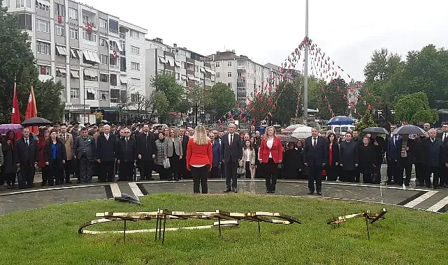 Kırklareli'nde 23 Nisan Coşkusu Çelenk Sunma Töreni ile Başladı