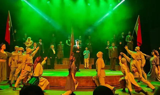 Cumhuriyete Doğru Tiyatrosu Tekirdağ'da İzleyicilerle Buluştu