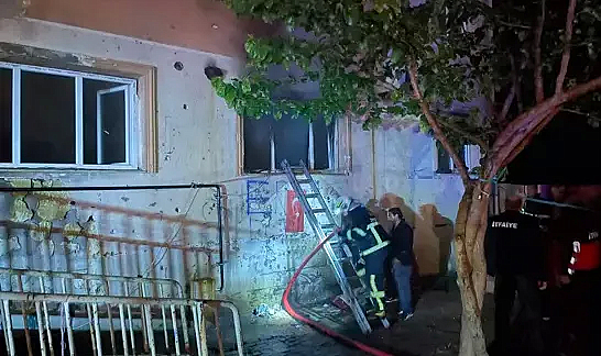 Dini nikahlı eşiyle tartışıp evi ateşe veren kişi, alevlerin arasında kalıp ağır yaralandı