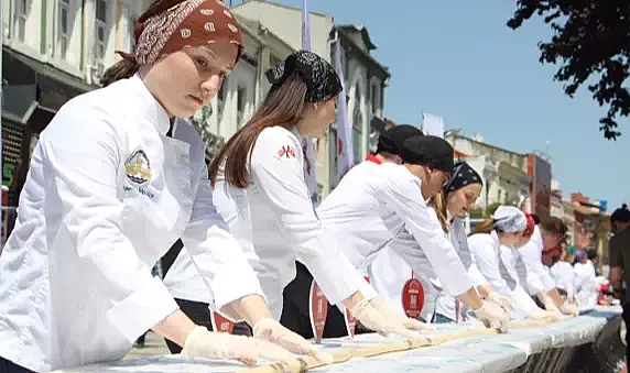 Edirne'de 22 metre uzunluğunda badem ezmesi yapıldı