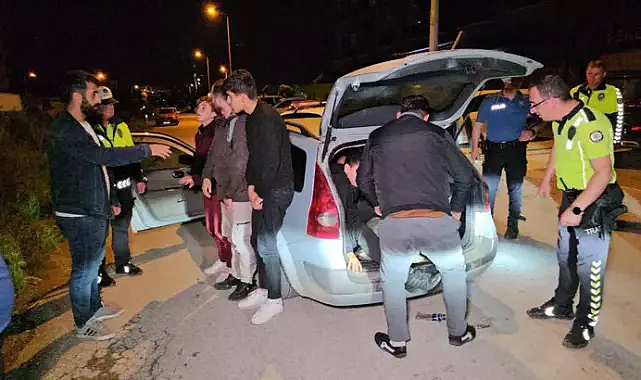 Edirne'de 'dur' ihtarına uymayan otomobilde balık istifi 14 kaçak göçmen yakalandı, 3 kişi kaçtı