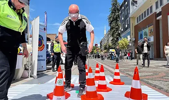 Edirne'de simülasyon gözlüğüyle alkollü araç kullanmanın tehlikesi anlatıldı