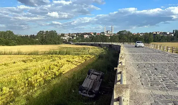 Edirne'de tarihi köprüden tarlaya düşen hafif ticari aracın şoförü 308 promil alkollü çıktı