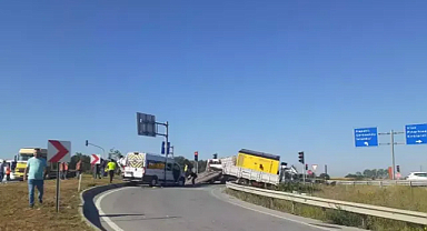 Kamyonet, kırmızı ışıkta bekleyen 2 işçi servisine çarptı: 18 yaralı