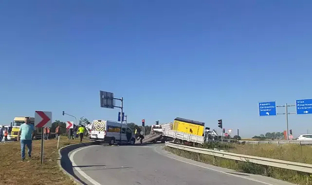 Kamyonet, kırmızı ışıkta bekleyen 2 işçi servisine çarptı: 18 yaralı