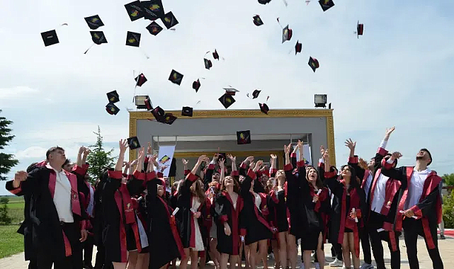 Kırklareli Final Akademi Anadolu Lisesi’nden Coşkulu Mezuniyet