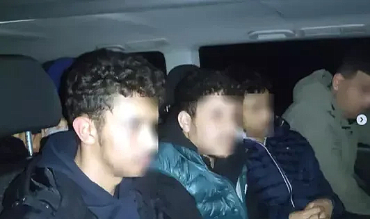 Kırklareli'nde kapanla durdurulan araçta 16 kaçak göçmen yakalandı