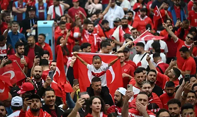 Almanya Kırmızı Beyaza Boyandı