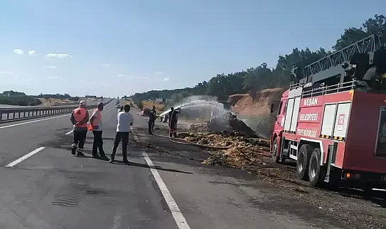 Edirne'de, seyir halindeki traktöre bağlı 2 römork ve üzerindeki saman balyaları yandı