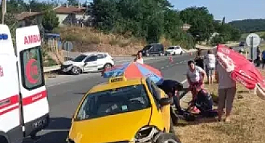 Edirne'de taksiyle otomobil çarpıştı; yaralanan 6 kişi, plaj şemsiyeleriyle güneşten korundu