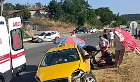 Edirne'de taksiyle otomobil çarpıştı; yaralanan 6 kişi, plaj şemsiyeleriyle güneşten korundu