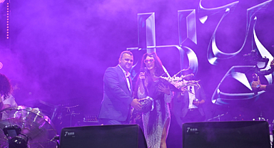 Hande Yener'den 60 Bin Kişiye Tekirdağ'da Efsane Performans!