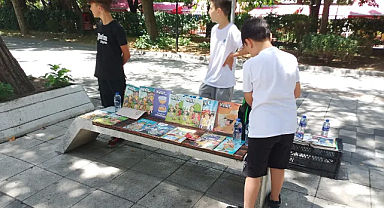 Kitap ve Su Satarak Yaz Tatilini Değerlendiriyorlar