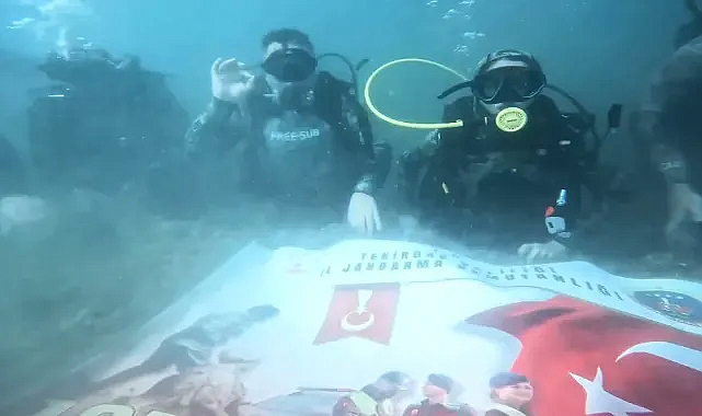 Tekirdağ Jandarma Komutanlığı Ekipleri Türk Bayrağını Gemi Enkazında Açtı