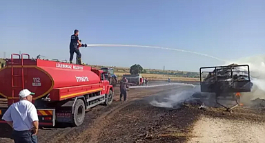 Traktör römorkundaki 300 saman balyası yandı