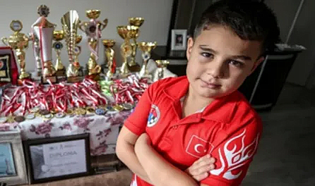 13 Yaşındaki Erdoğmuş, Tarihin En İyisi Magnus Carlsen'i Yendi!