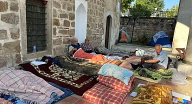 Edirne'de otellerde yer bulamayan güreşseverler, çadırlarda kaldı