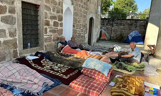 Edirne'de otellerde yer bulamayan güreşseverler, çadırlarda kaldı