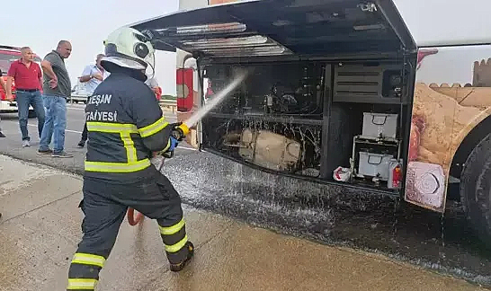 Edirne'de seyir halindeki otobüsün motoru yandı