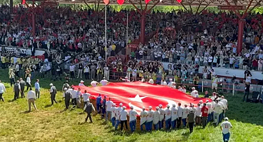 Kırkpınar Güreşleri'nin yapıldığı Sarayiçi Er Meydanı'nda dev Türk bayrağı açıldı