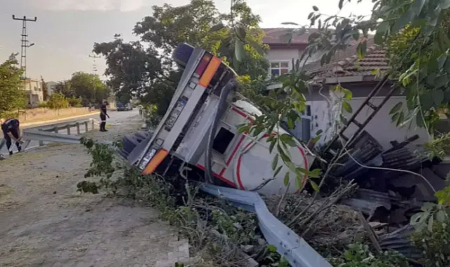 Tanker evlerine çarptı; bomba patlaması ya da deprem olduğunu sandılar
