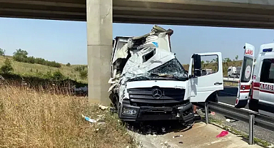 TEM'de köprünün beton ayağına çarpan kamyonetin sürücüsü yaralandı