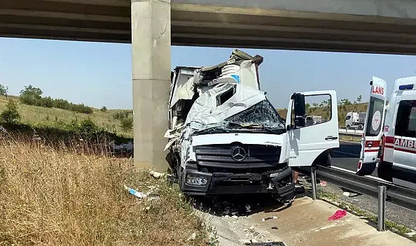 TEM'de köprünün beton ayağına çarpan kamyonetin sürücüsü yaralandı