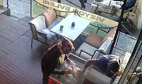 At arabasıyla gelip lokantadaki etleri çaldılar