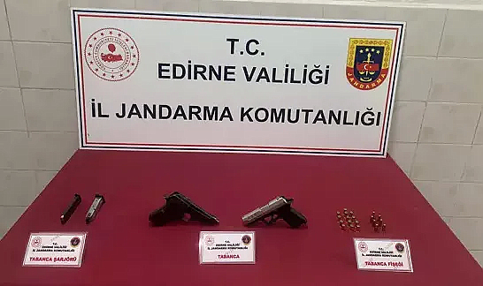Edirne’de durdurulan araçta ruhsatsız silahlar ele geçirildi