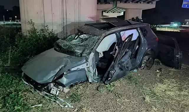 Kavşakta bariyere çarpan otomobilin motoru fırladı, sürücüsü ağır yaralı