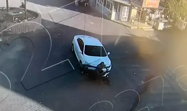 Otomobilin çarptığı motosikletlinin ağır yaralandığı kaza kamerada