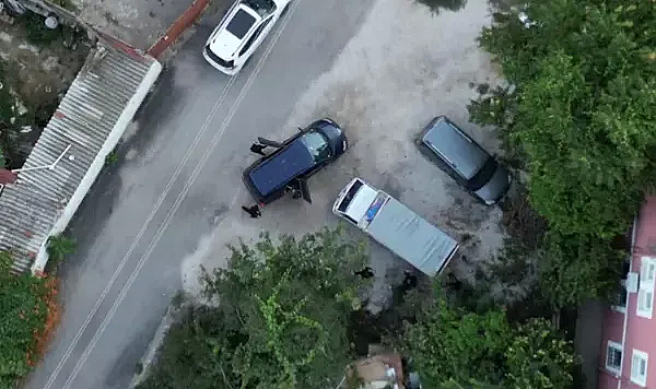 VIP minibüsle göçmen kaçaklığına dronlu takip; 3 tutuklama