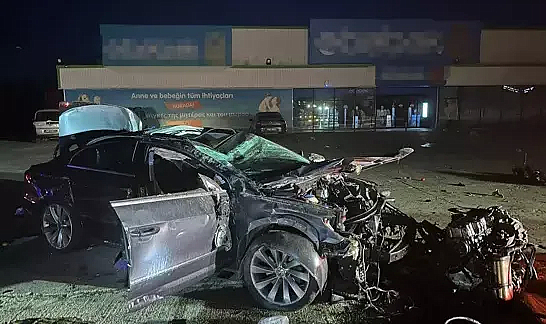Bariyerlere çarpan otomobilin motoru koptu: 1’i ağır 2 yaralı