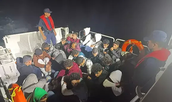 Edirne'de, lastik botta 11'i çocuk, 27 kaçak göçmen yakalandı