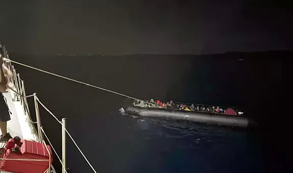 Edirne'de, lastik botta 14'ü çocuk 31 kaçak göçmen yakalandı
