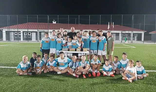 Üsküp'te Yaz Futbol Okulu Öğrencilerine Özel İkram