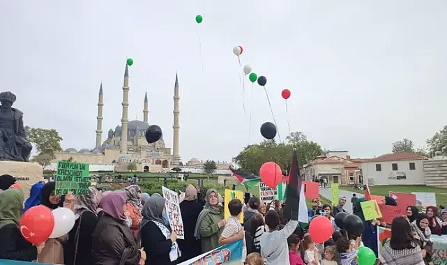 Edirne'de balonlar Filistin için gökyüzüne bırakıldı