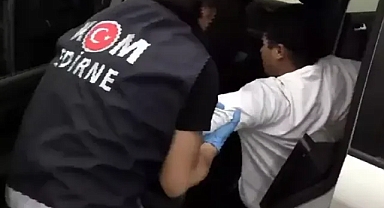 Kapıkule'de otomobilin koltuğunun altında 2 kaçak göçmen yakalandı