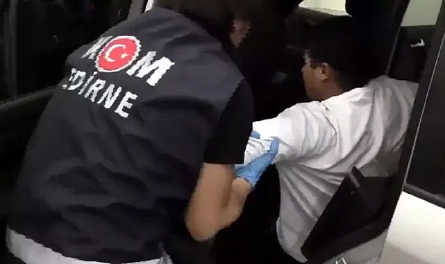 Kapıkule'de otomobilin koltuğunun altında 2 kaçak göçmen yakalandı