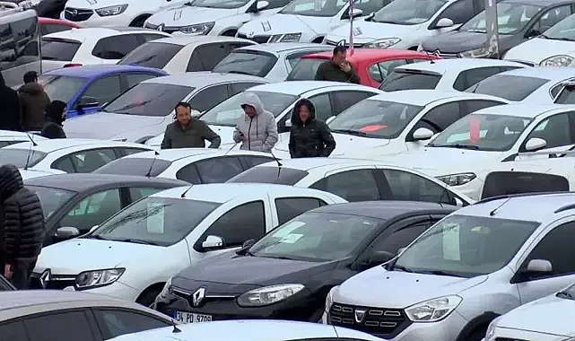 Otomobil Satışlarında Talep Zirve Yaparken, Fiyatlar Nasıl Düşmeye Devam Ediyor?