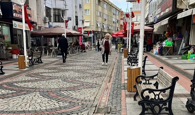 Babaeski'de Adil Onat Caddesi'nde Yeni Çöp Kovaları Yerleştirildi