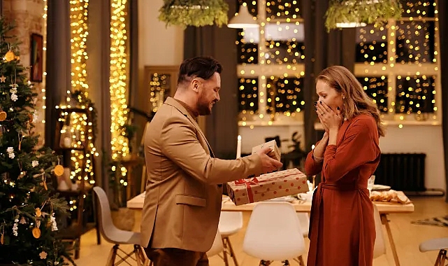 Sizde Evde Romantik Yılbaşı Gecesi Geçirmek İstiyor Musunuz? İşte Adım Adım Hazırlık Rehberiniz!