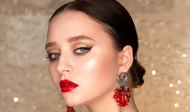 Yeni Yıl Makyajı Trendleri: Yılbaşı Gecesine Damgasını Vuracak Işıltılı ve Cesur Görünümler İçin Vazgeçilmez İpuçları!