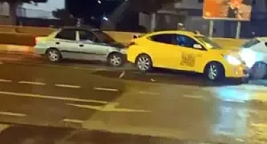 4 aracın karıştığı zincirleme kaza kamerada: 2 yaralı