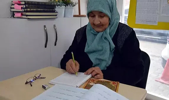 73 yaşında okuma yazma öğreniyor