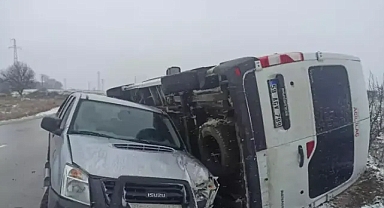 Buzlanan yolda devrilen minibüse kamyonet çarptı: 1 yaralı