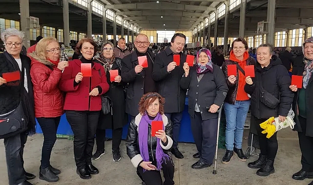 CHP'nin Kırmızı Kart Eylemi Halk Pazarı'nda Büyük İlgi Gördü